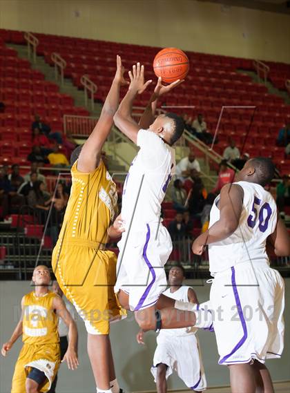 Thumbnail 1 in Lincoln vs South Oak Cliff (DFW Tip Off Classic) photogallery.