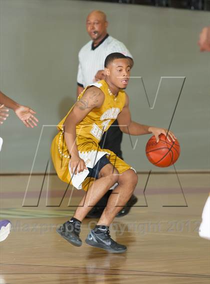 Thumbnail 3 in Lincoln vs South Oak Cliff (DFW Tip Off Classic) photogallery.