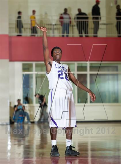 Thumbnail 3 in Lincoln vs South Oak Cliff (DFW Tip Off Classic) photogallery.