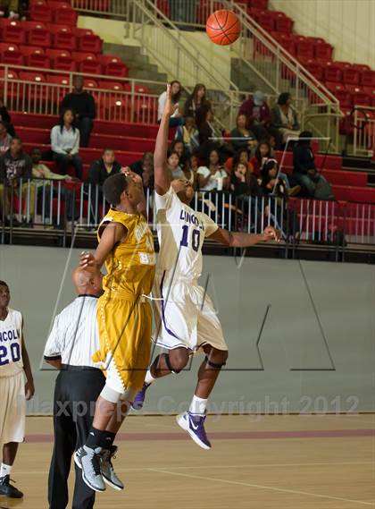 Thumbnail 2 in Lincoln vs South Oak Cliff (DFW Tip Off Classic) photogallery.