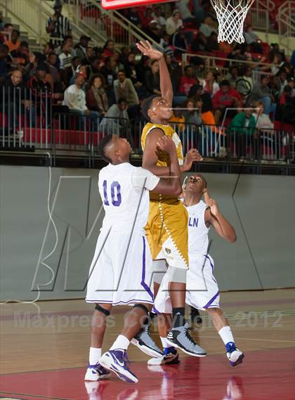 Thumbnail 2 in Lincoln vs South Oak Cliff (DFW Tip Off Classic) photogallery.