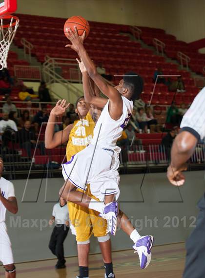 Thumbnail 3 in Lincoln vs South Oak Cliff (DFW Tip Off Classic) photogallery.