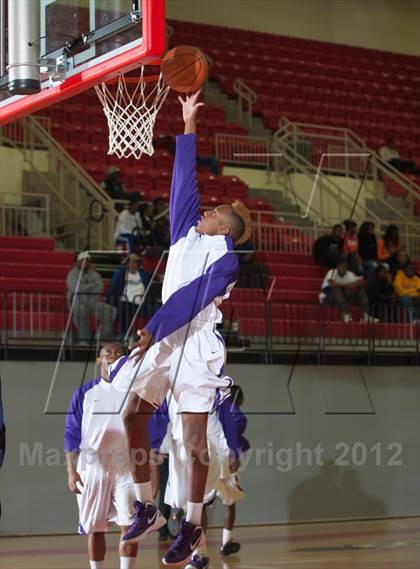 Thumbnail 2 in Lincoln vs South Oak Cliff (DFW Tip Off Classic) photogallery.