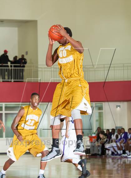 Thumbnail 2 in Lincoln vs South Oak Cliff (DFW Tip Off Classic) photogallery.