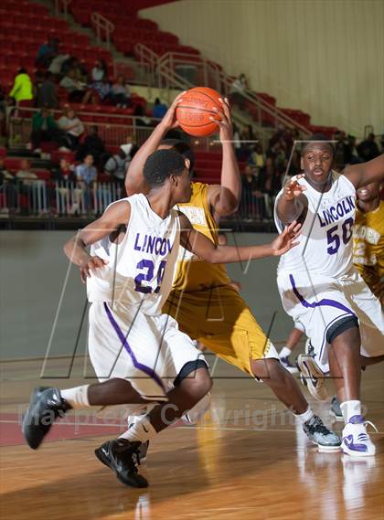 Thumbnail 3 in Lincoln vs South Oak Cliff (DFW Tip Off Classic) photogallery.
