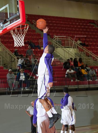 Thumbnail 3 in Lincoln vs South Oak Cliff (DFW Tip Off Classic) photogallery.