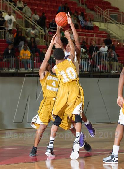 Thumbnail 2 in Lincoln vs South Oak Cliff (DFW Tip Off Classic) photogallery.