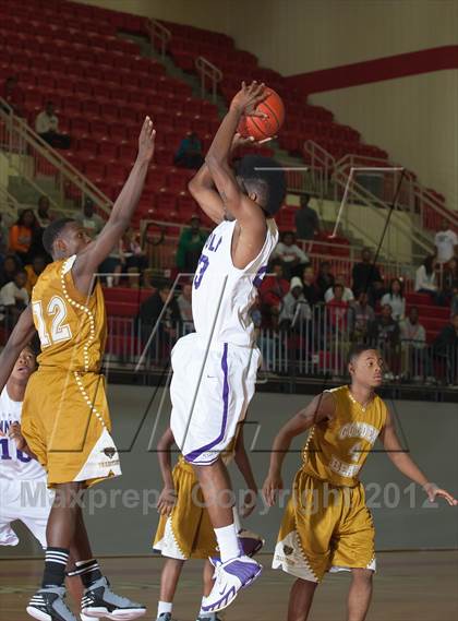 Thumbnail 3 in Lincoln vs South Oak Cliff (DFW Tip Off Classic) photogallery.