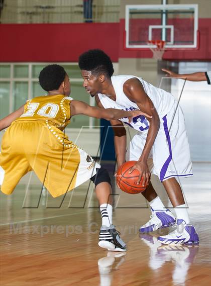 Thumbnail 1 in Lincoln vs South Oak Cliff (DFW Tip Off Classic) photogallery.