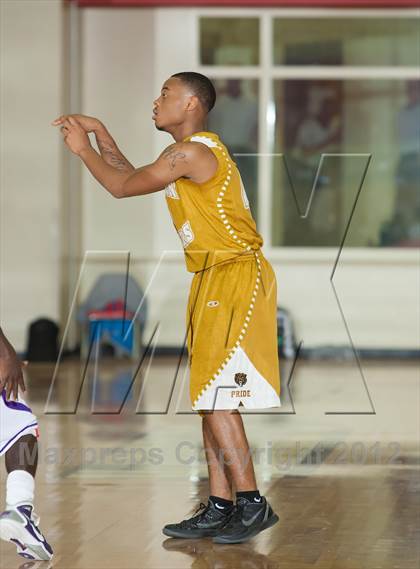 Thumbnail 1 in Lincoln vs South Oak Cliff (DFW Tip Off Classic) photogallery.