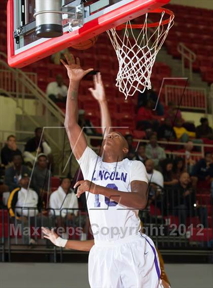Thumbnail 2 in Lincoln vs South Oak Cliff (DFW Tip Off Classic) photogallery.