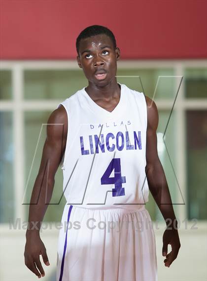 Thumbnail 2 in Lincoln vs South Oak Cliff (DFW Tip Off Classic) photogallery.