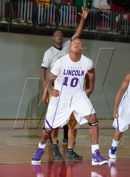 Thumbnail 3 in Lincoln vs South Oak Cliff (DFW Tip Off Classic) photogallery.