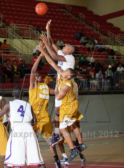 Thumbnail 1 in Lincoln vs South Oak Cliff (DFW Tip Off Classic) photogallery.