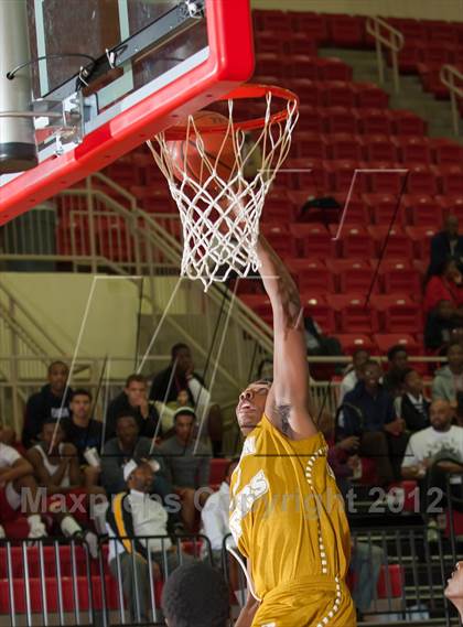 Thumbnail 2 in Lincoln vs South Oak Cliff (DFW Tip Off Classic) photogallery.