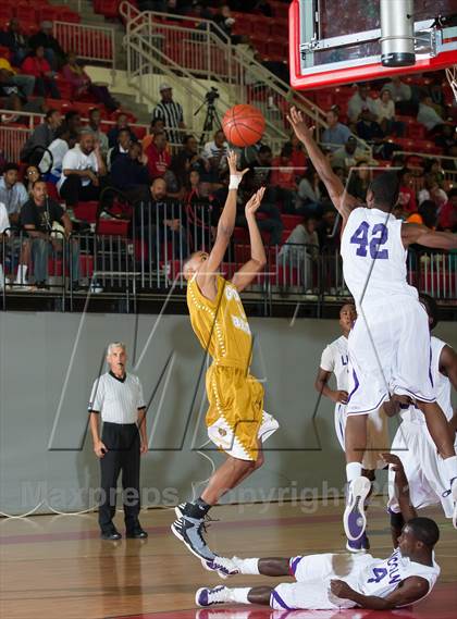 Thumbnail 1 in Lincoln vs South Oak Cliff (DFW Tip Off Classic) photogallery.