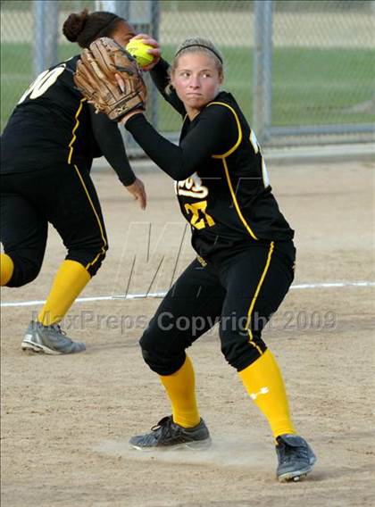 Thumbnail 3 in Ventura vs. Lompoc photogallery.