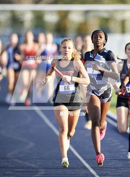 Thumbnail 3 in Bob Hayes Invitational (4x1600) photogallery.