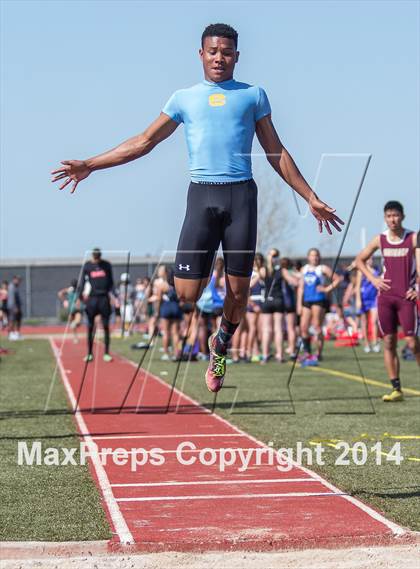 Thumbnail 1 in CAL Invitational Boys Track and Field photogallery.