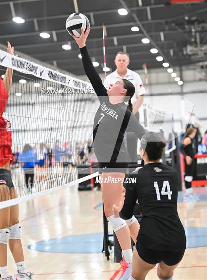 Thumbnail 1 in Mater Dei vs. Queen Creek (Nike TOC Southwest) photogallery.