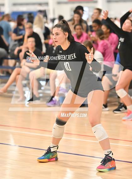 Thumbnail 2 in Mater Dei vs. Queen Creek (Nike TOC Southwest) photogallery.