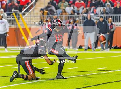 Thumbnail 2 in Port Arthur Memorial vs Barbers Hill (UIL Football 5A D1 Quarterfinal) photogallery.