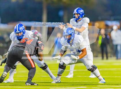 Thumbnail 2 in Port Arthur Memorial vs Barbers Hill (UIL Football 5A D1 Quarterfinal) photogallery.