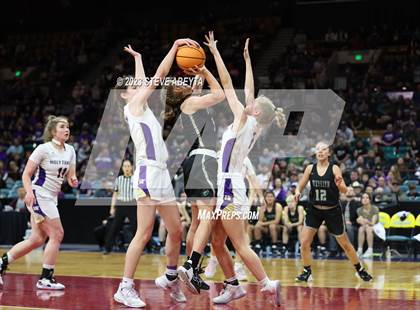 Thumbnail 2 in D'Evelyn vs. Holy Family (CHSAA 4A Championship) photogallery.