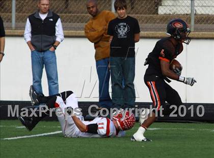 Thumbnail 3 in Van vs. Gilmer (3A Division 2 Region 2 Area Playoffs) photogallery.
