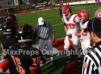 Thumbnail 2 in Van vs. Gilmer (3A Division 2 Region 2 Area Playoffs) photogallery.
