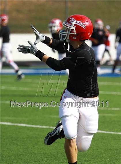 Thumbnail 2 in Van vs. Gilmer (3A Division 2 Region 2 Area Playoffs) photogallery.