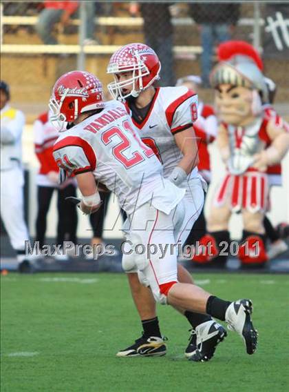 Thumbnail 2 in Van vs. Gilmer (3A Division 2 Region 2 Area Playoffs) photogallery.