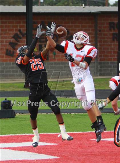 Thumbnail 1 in Van vs. Gilmer (3A Division 2 Region 2 Area Playoffs) photogallery.