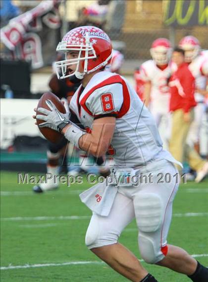 Thumbnail 2 in Van vs. Gilmer (3A Division 2 Region 2 Area Playoffs) photogallery.