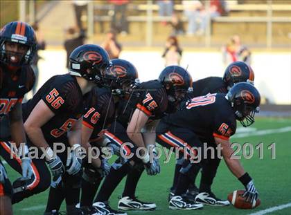 Thumbnail 2 in Van vs. Gilmer (3A Division 2 Region 2 Area Playoffs) photogallery.