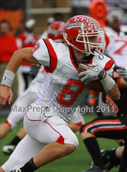 Thumbnail 2 in Van vs. Gilmer (3A Division 2 Region 2 Area Playoffs) photogallery.