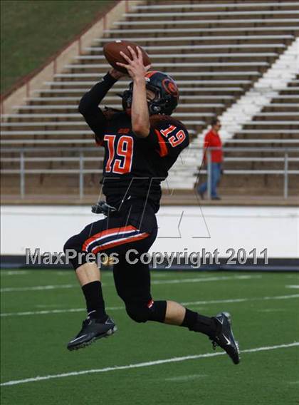 Thumbnail 1 in Van vs. Gilmer (3A Division 2 Region 2 Area Playoffs) photogallery.
