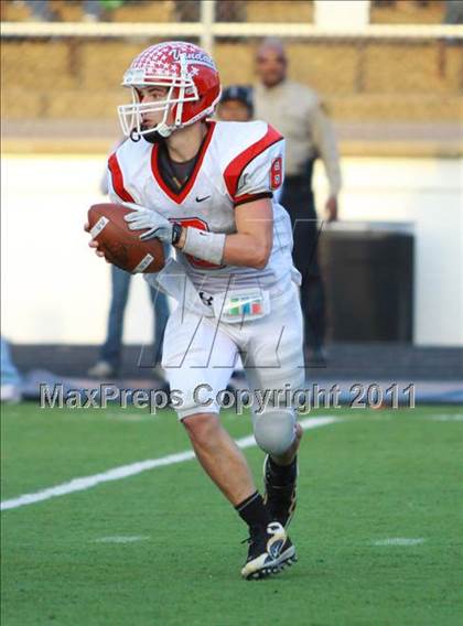 Thumbnail 2 in Van vs. Gilmer (3A Division 2 Region 2 Area Playoffs) photogallery.