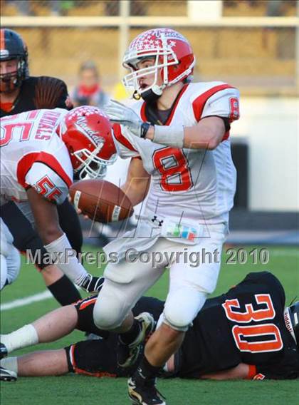 Thumbnail 2 in Van vs. Gilmer (3A Division 2 Region 2 Area Playoffs) photogallery.