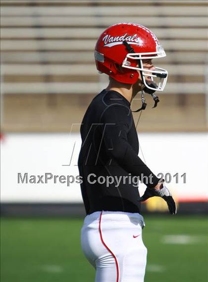 Thumbnail 2 in Van vs. Gilmer (3A Division 2 Region 2 Area Playoffs) photogallery.