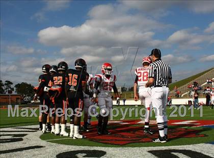 Thumbnail 1 in Van vs. Gilmer (3A Division 2 Region 2 Area Playoffs) photogallery.