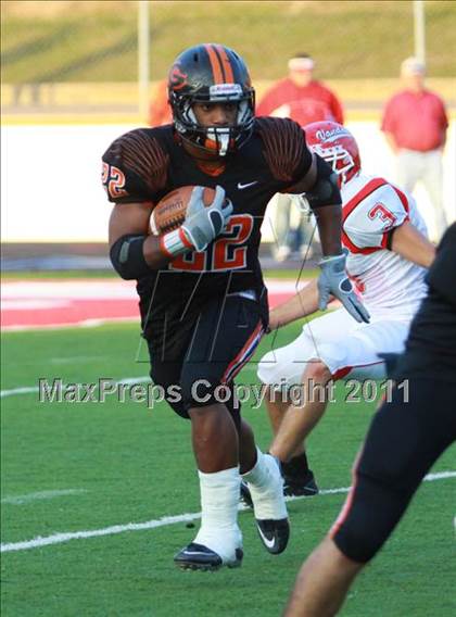 Thumbnail 2 in Van vs. Gilmer (3A Division 2 Region 2 Area Playoffs) photogallery.