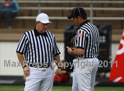 Thumbnail 2 in Van vs. Gilmer (3A Division 2 Region 2 Area Playoffs) photogallery.