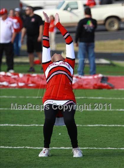 Thumbnail 1 in Van vs. Gilmer (3A Division 2 Region 2 Area Playoffs) photogallery.