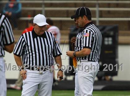 Thumbnail 1 in Van vs. Gilmer (3A Division 2 Region 2 Area Playoffs) photogallery.