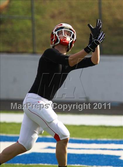 Thumbnail 2 in Van vs. Gilmer (3A Division 2 Region 2 Area Playoffs) photogallery.