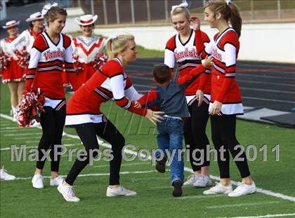Thumbnail 1 in Van vs. Gilmer (3A Division 2 Region 2 Area Playoffs) photogallery.