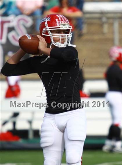 Thumbnail 3 in Van vs. Gilmer (3A Division 2 Region 2 Area Playoffs) photogallery.