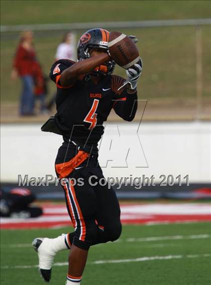 Thumbnail 2 in Van vs. Gilmer (3A Division 2 Region 2 Area Playoffs) photogallery.