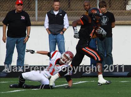 Thumbnail 2 in Van vs. Gilmer (3A Division 2 Region 2 Area Playoffs) photogallery.